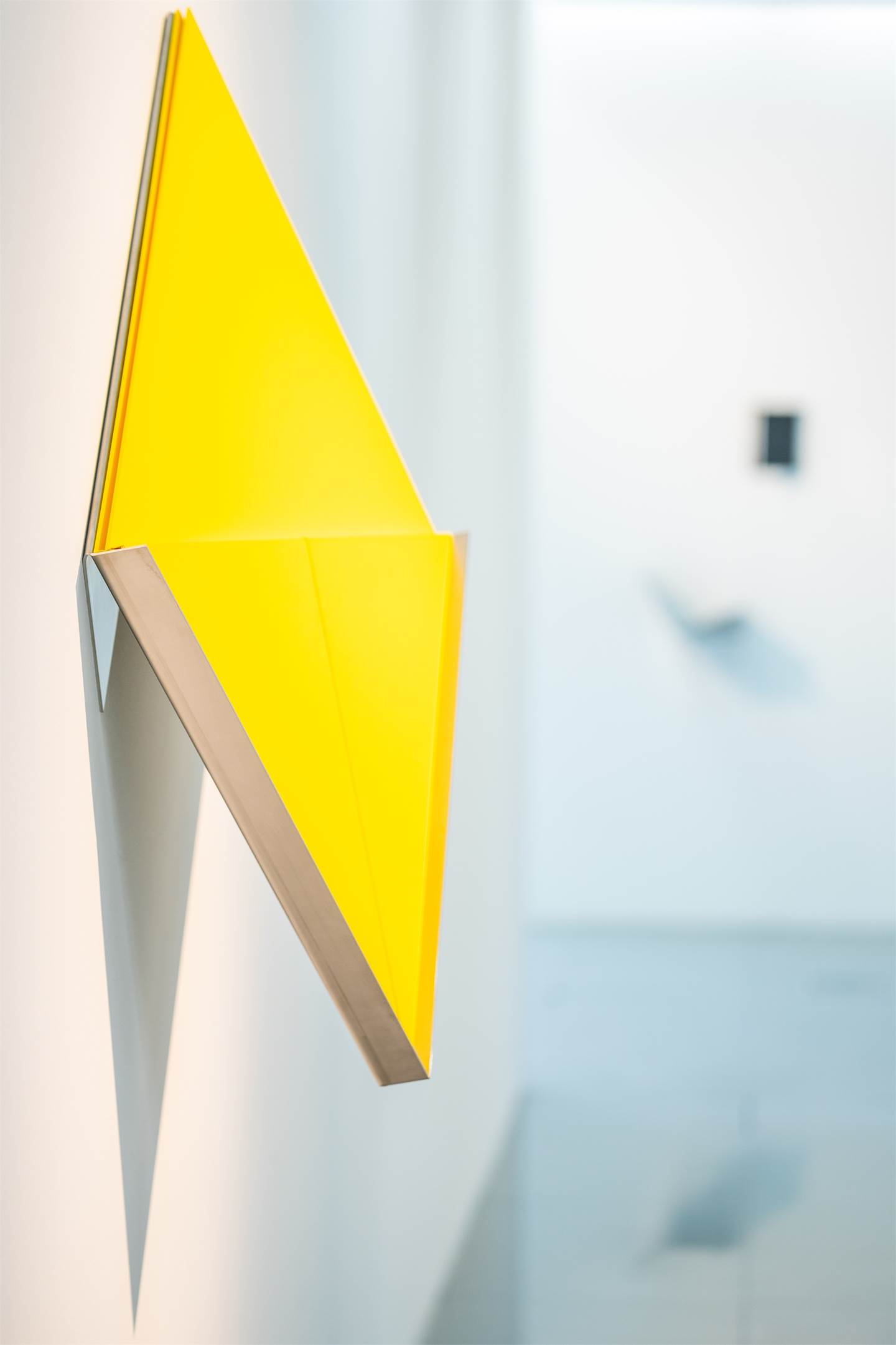 Overlap (yellow), original Minimalist Mixed Technique Sculpture by Fernanda  Fragateiro
