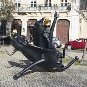 Bending an Ache, original Animaux Métal Sculpture par Emre Özçaylan