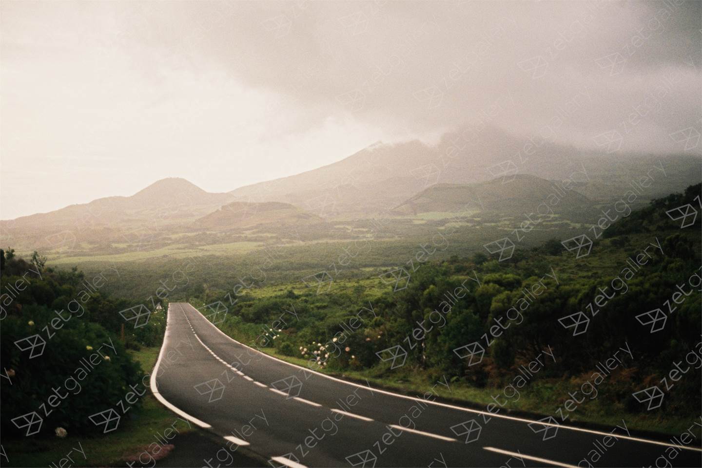 Uma estrada no meio do nada / A road in the middle of nowhere, original Paisaje Cosa análoga Fotografía de Miguel De