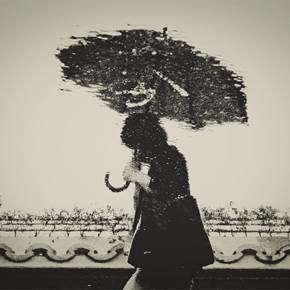 Illusional Reality - She Walks In The Rain , Fotografia Analógica Abstrato original por Hua  Huang