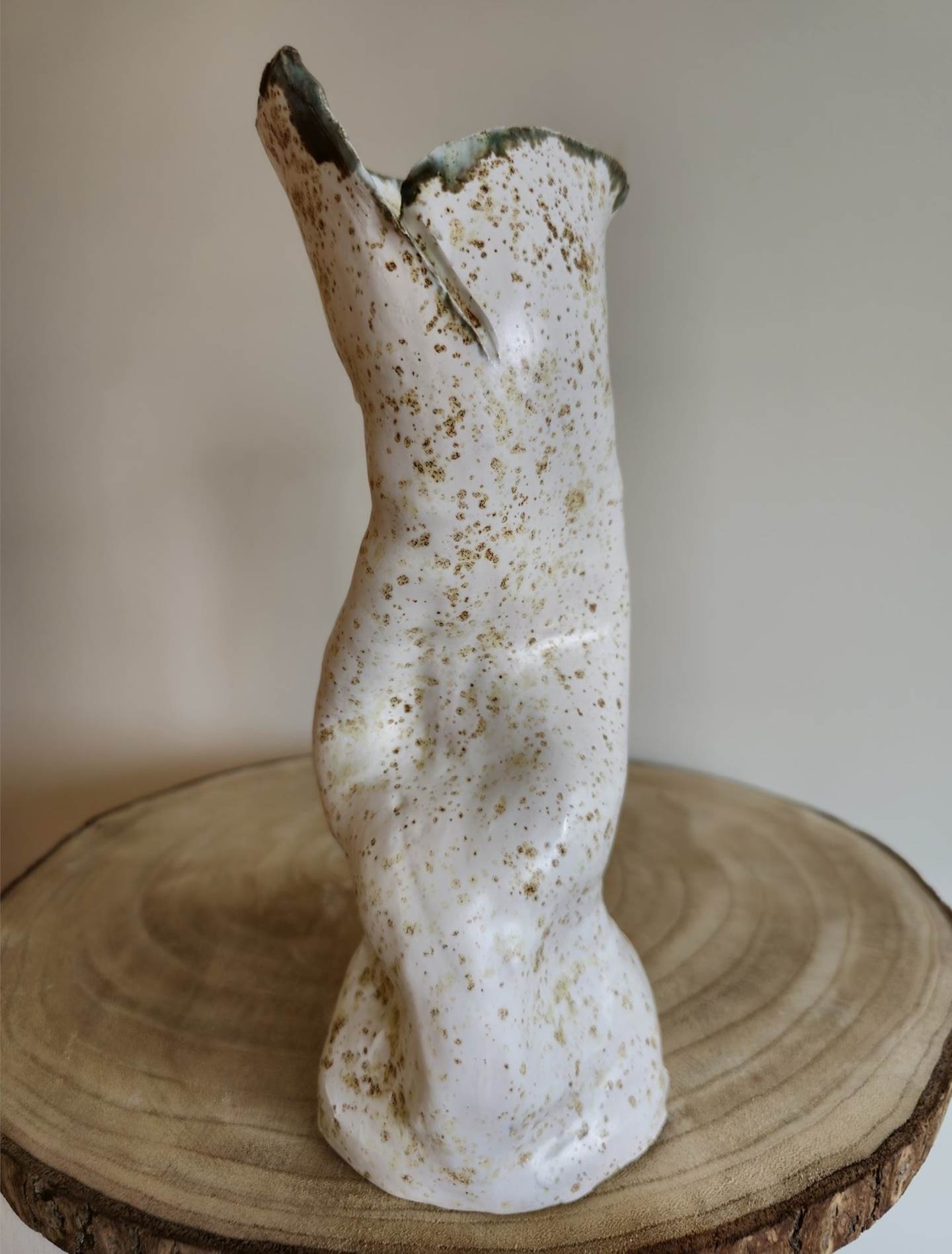 Vase III, original Figure humaine Céramique Sculpture par Ana Sousa Santos