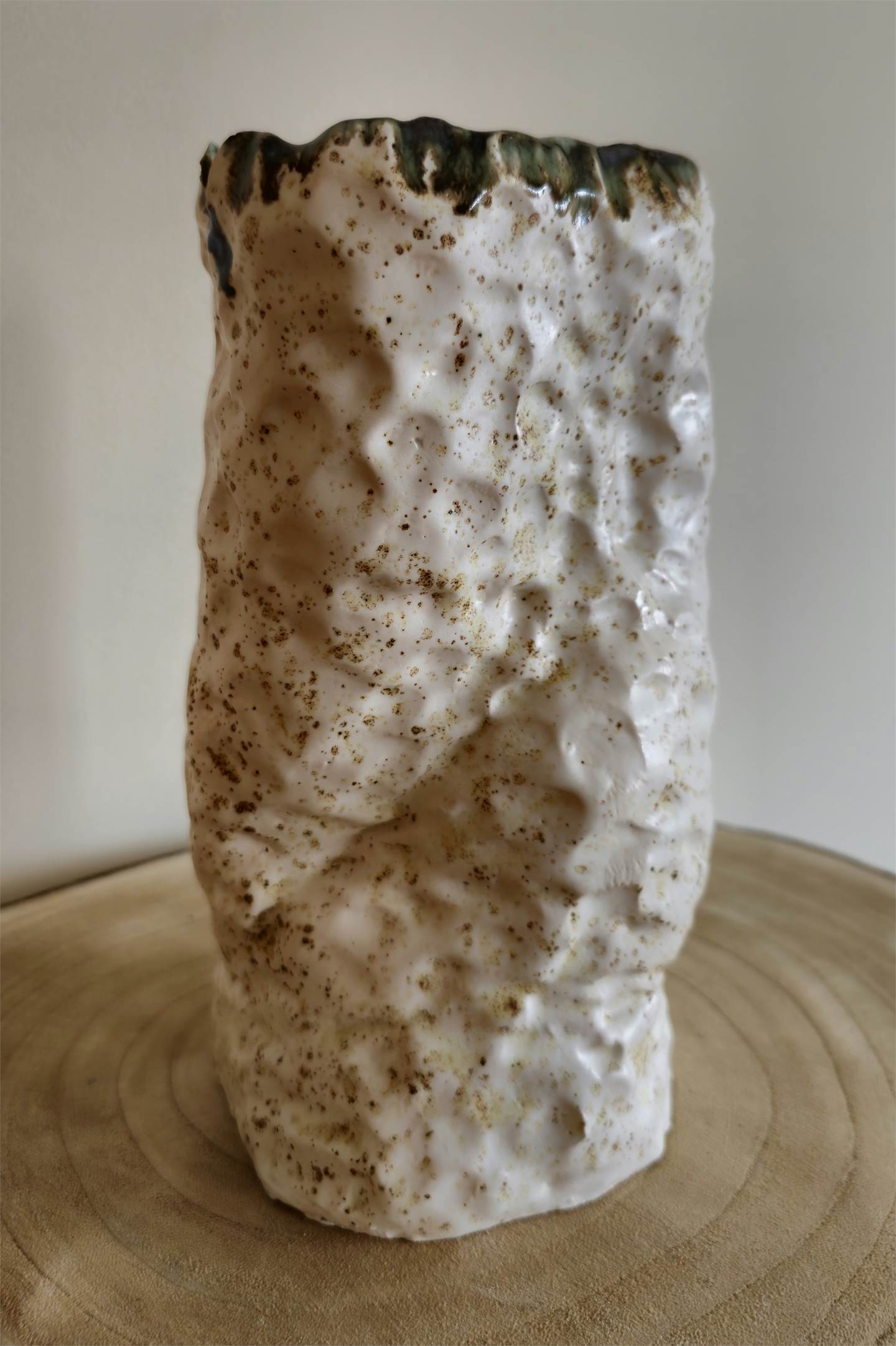 Vase II, original Figure humaine Céramique Sculpture par Ana Sousa Santos