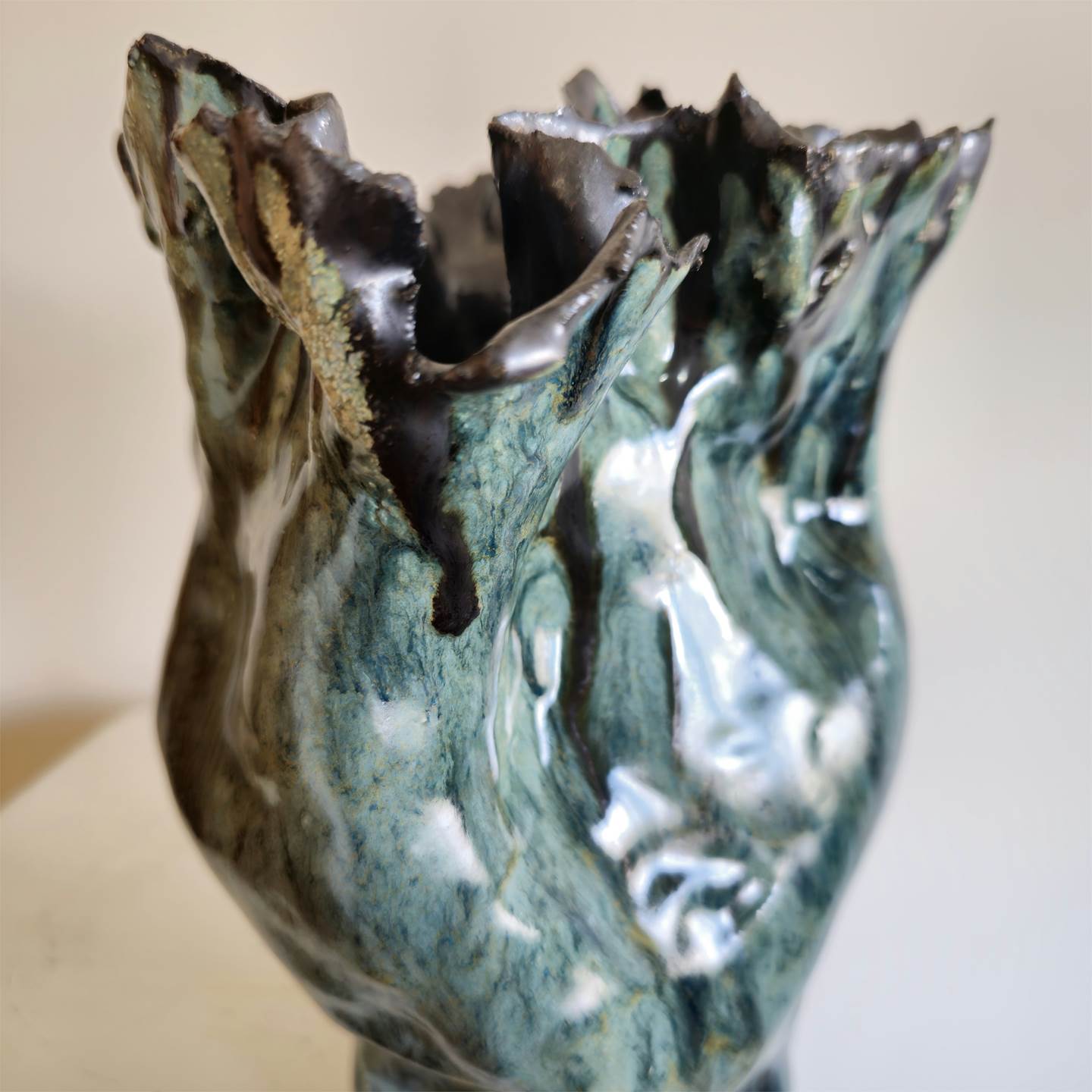 Vase III (Plant), original Figure humaine Céramique Sculpture par Ana Sousa Santos
